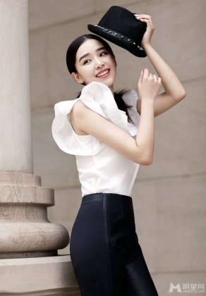 阚清子早春个性写真 白衣皮裤化身白领丽人