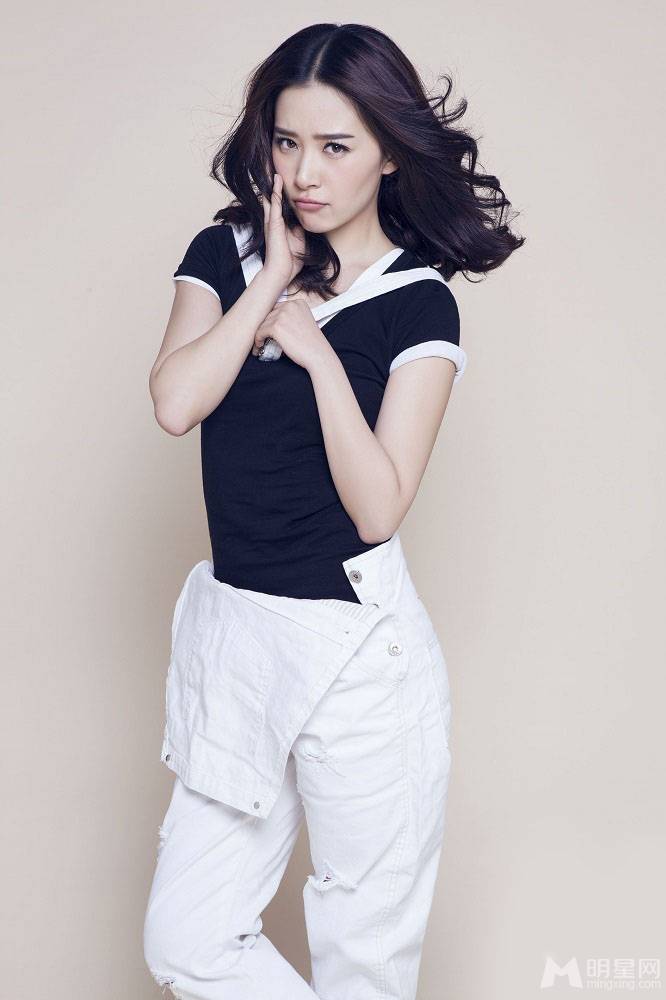 阚清子俏皮学生装搭配 化身清纯甜美少女