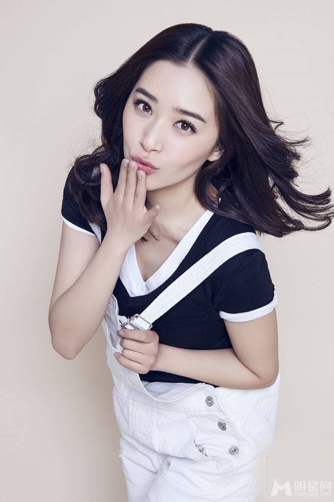 阚清子俏皮学生装搭配 化身清纯甜美少女