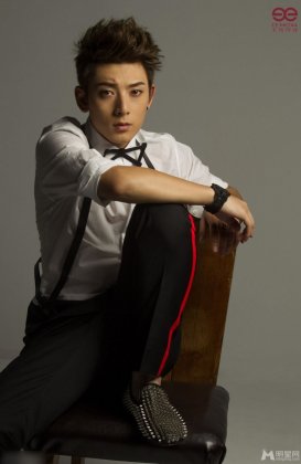 快乐男声陈翔个性时尚写真 魅惑烟熏眼妆性感迷人