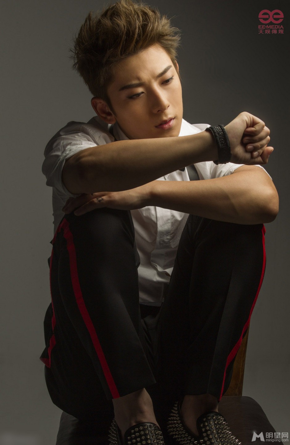 快乐男声陈翔个性时尚写真 魅惑烟熏眼妆性感迷人