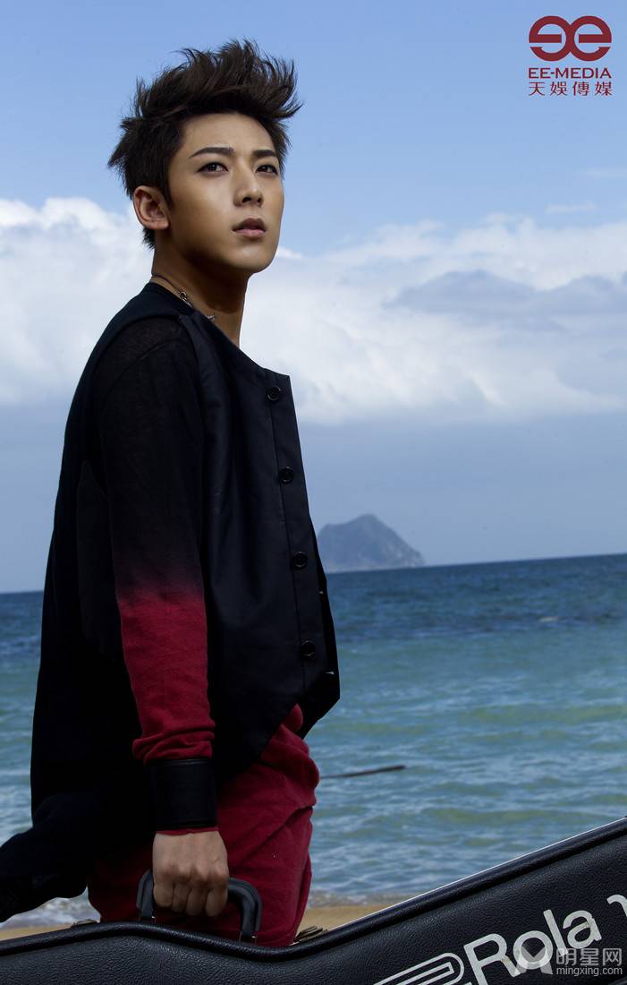 陈翔海边个人写真 撞色潮流搭配显帅气