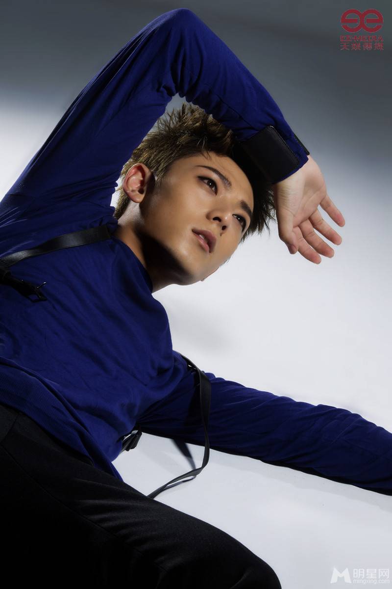 快男陈翔变身帅气型男 邪魅登上时尚杂志封面