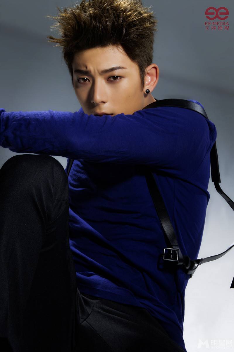 快男陈翔变身帅气型男 邪魅登上时尚杂志封面