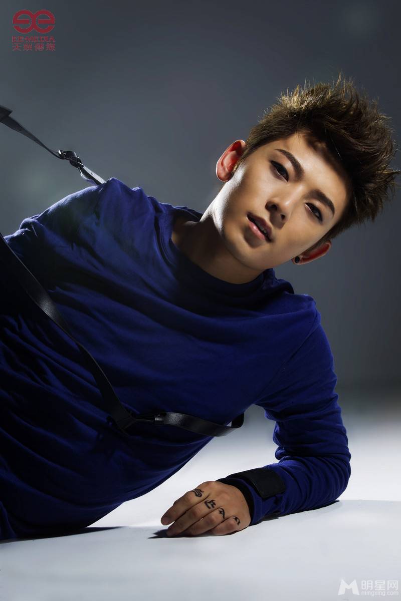 快男陈翔变身帅气型男 邪魅登上时尚杂志封面