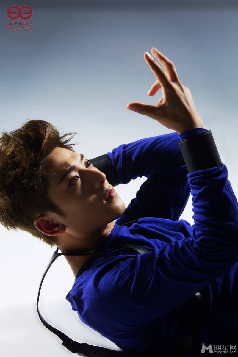 快男陈翔变身帅气型男 邪魅登上时尚杂志封面