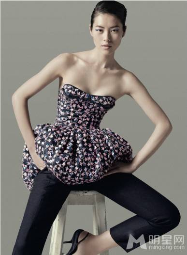 模特刘雯黑白照片 潮流搭配引人效仿