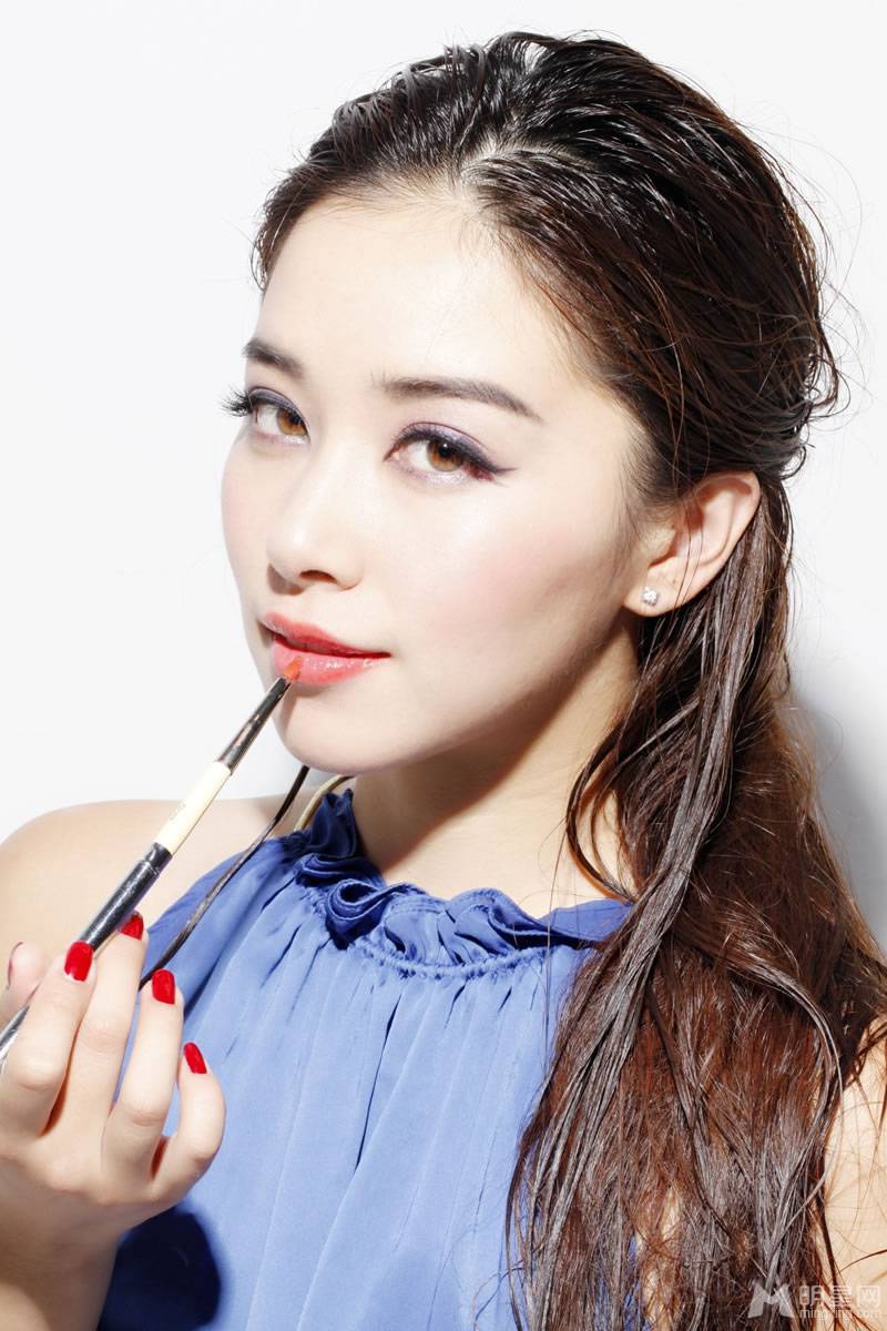 阚清子烈焰红唇个性写真 魅惑眼神勾人心弦