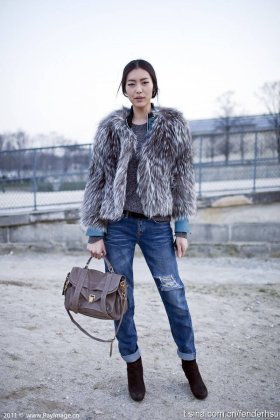 刘雯最新街拍 时尚潮流搭配引人注目