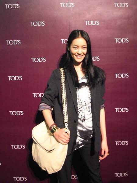 刘雯最新街拍 时尚潮流搭配引人注目