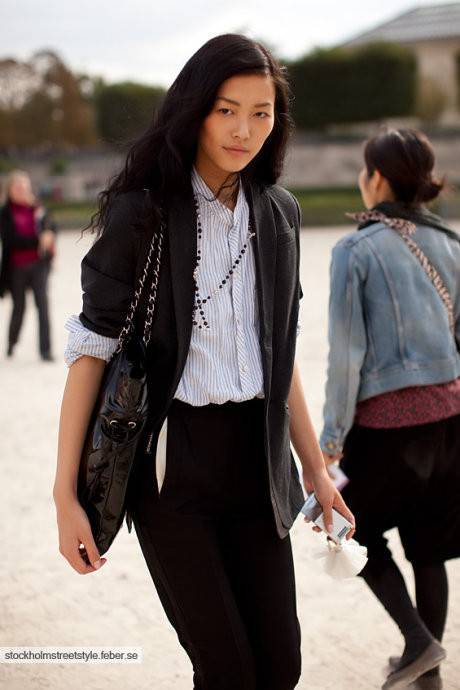 刘雯最新街拍 时尚潮流搭配引人注目