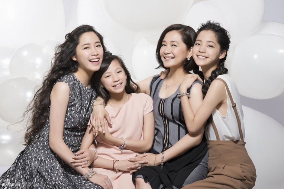 欧阳娜娜白色圣诞节写真集 甜蜜温暖五口之家