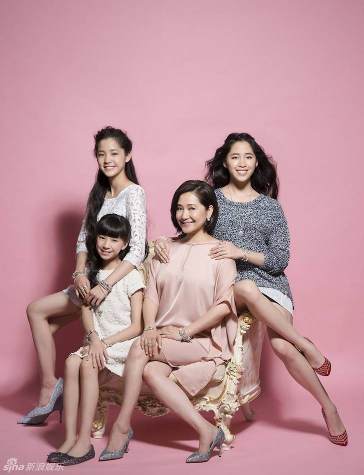 欧阳娜娜白色圣诞节写真集 甜蜜温暖五口之家