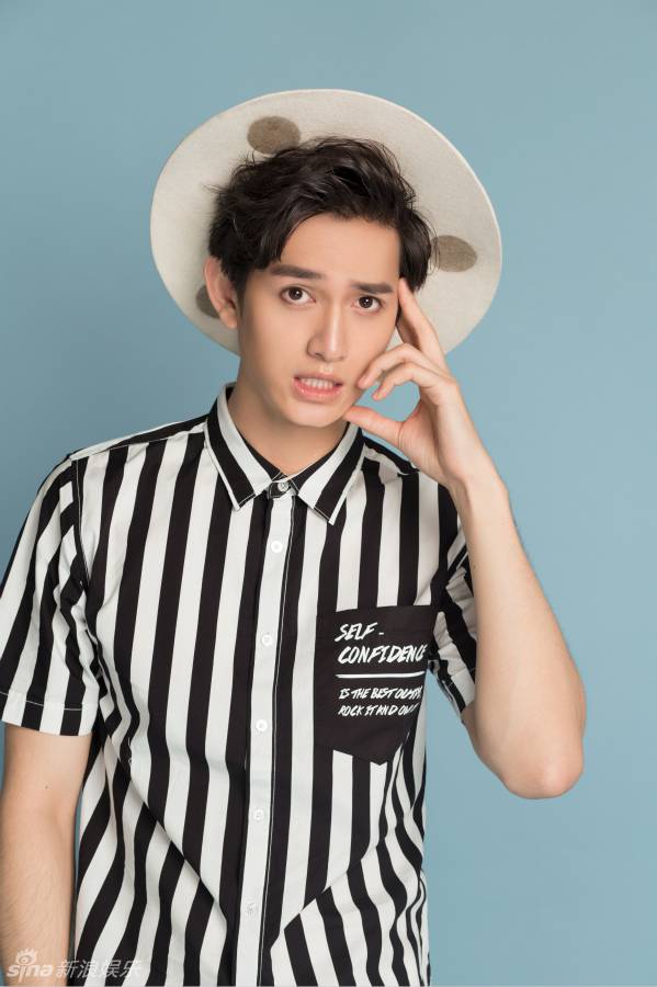 演员马可学院风搭配 拍摄小清新唯美个人写真