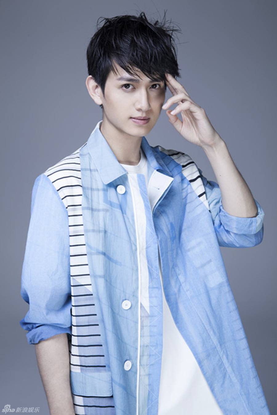 马可杀阡陌扮演者帅气街拍瞬间 邻家男孩气质清爽