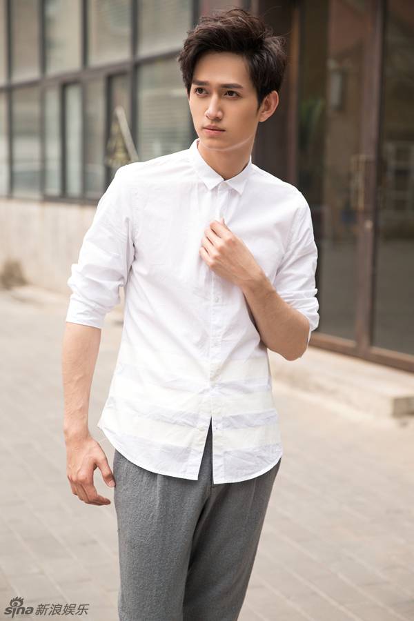 演员马可潮流街拍 白衬衫彰显个性时尚