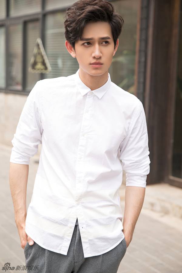 演员马可潮流街拍 白衬衫彰显个性时尚