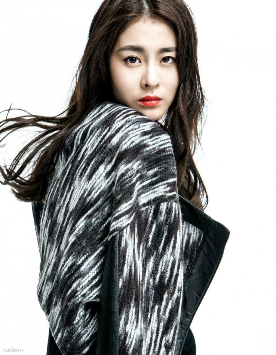 张碧晨英伦摇滚个人写真 黑色皮裙不失甜美气质