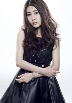 张碧晨英伦摇滚个人写真 黑色皮裙不失甜美气质