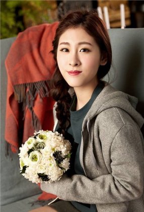 张碧晨手执情人节玫瑰 甜美气质似优雅公主