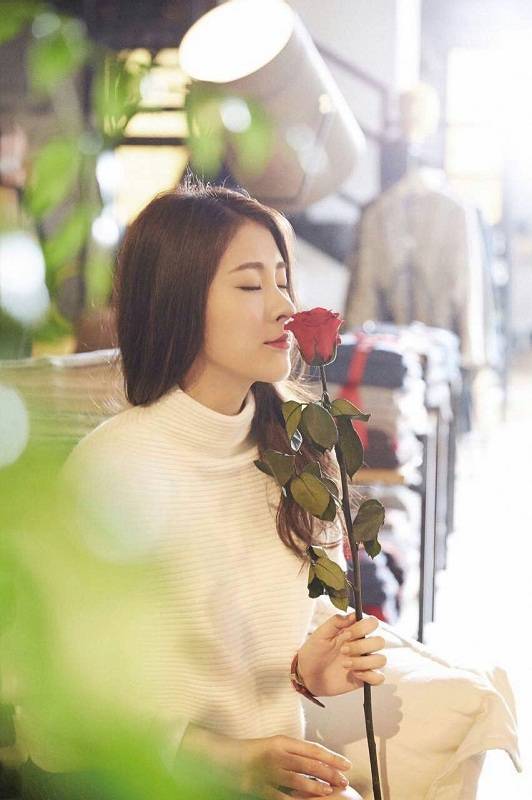 张碧晨手执情人节玫瑰 甜美气质似优雅公主