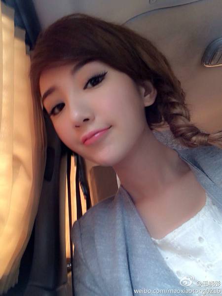 毛晓彤微博晒出生活照 穿着打扮酷似甜美女孩