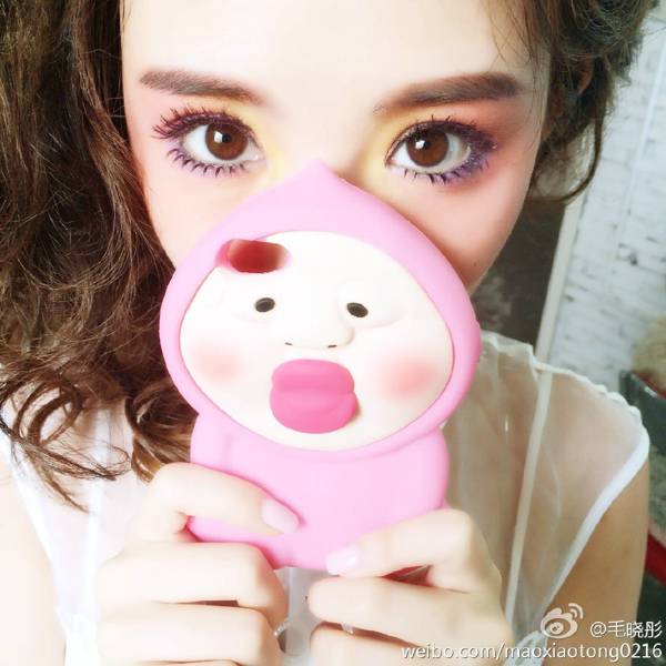 毛晓彤微博晒出生活照 穿着打扮酷似甜美女孩