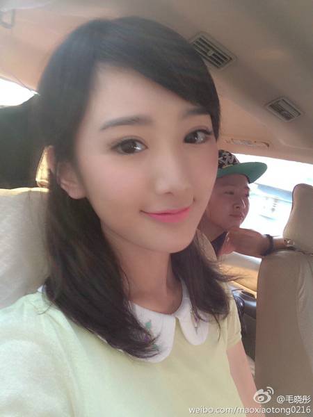 毛晓彤微博晒出生活照 穿着打扮酷似甜美女孩