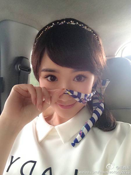 毛晓彤微博晒出生活照 穿着打扮酷似甜美女孩
