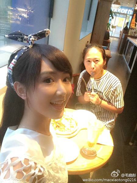 毛晓彤微博晒出生活照 穿着打扮酷似甜美女孩