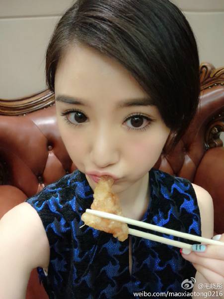 毛晓彤微博晒出生活照 穿着打扮酷似甜美女孩