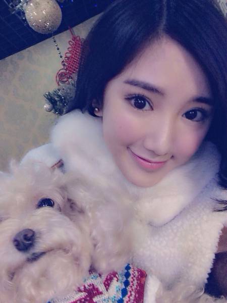 毛晓彤微博晒出生活照 穿着打扮酷似甜美女孩