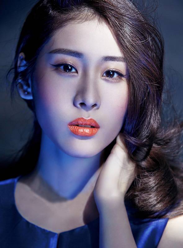 张碧晨登上时尚杂志封面 流行妆容引领潮流