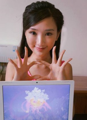 毛晓彤微博晒出生活照 穿着打扮酷似甜美女孩