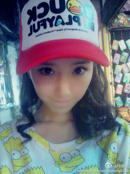 毛晓彤微博晒出生活照 穿着打扮酷似甜美女孩
