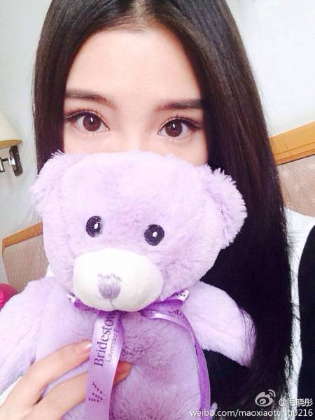 毛晓彤微博晒出生活照 穿着打扮酷似甜美女孩