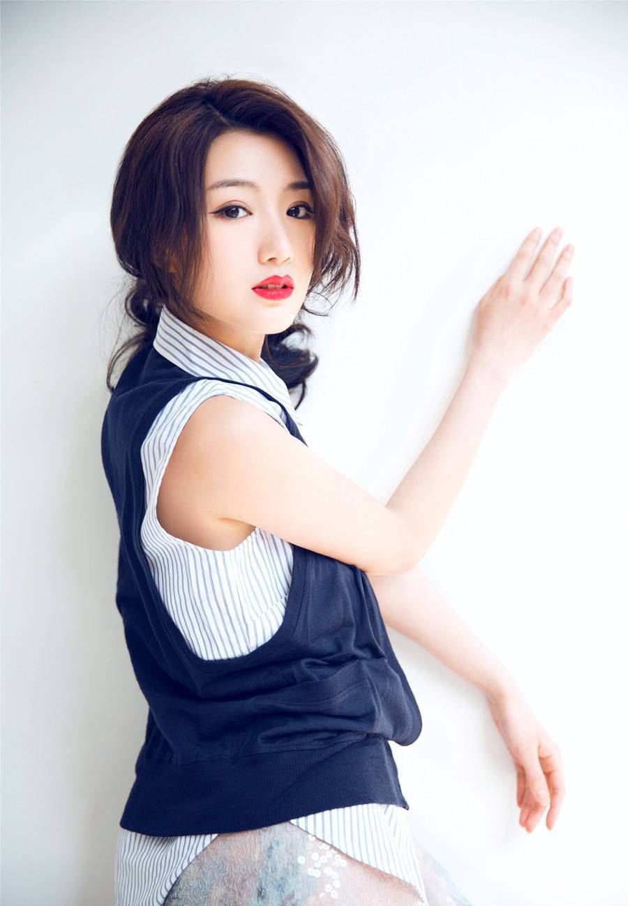 青年新星毛晓彤个性写真 烈焰红唇娇笑性感