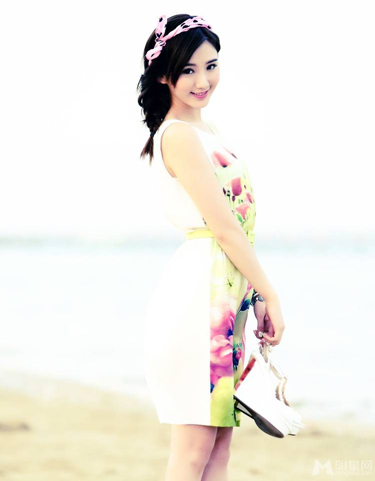 毛晓彤海边浪漫个人写真 优雅短裙变身清凉美女