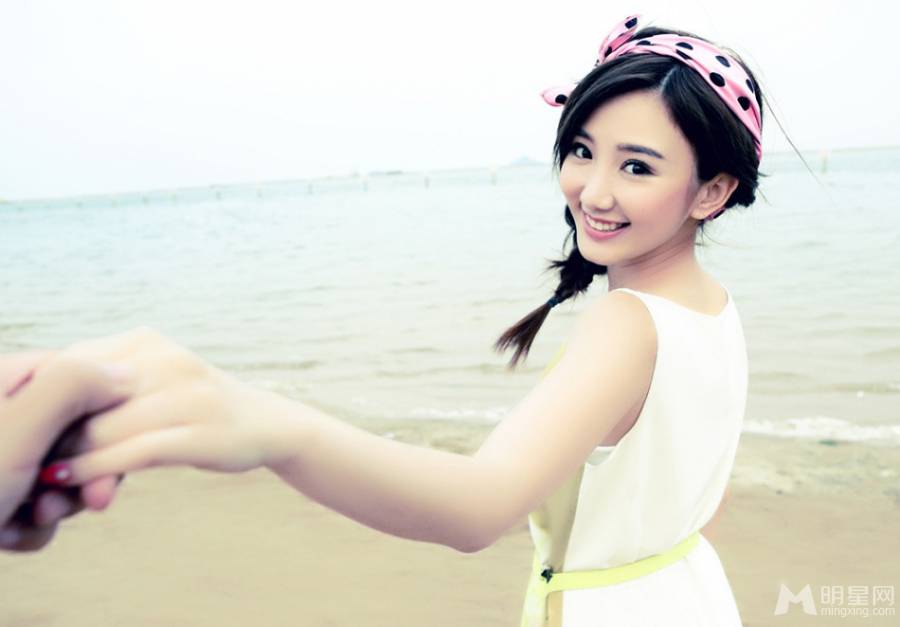 毛晓彤海边浪漫个人写真 优雅短裙变身清凉美女