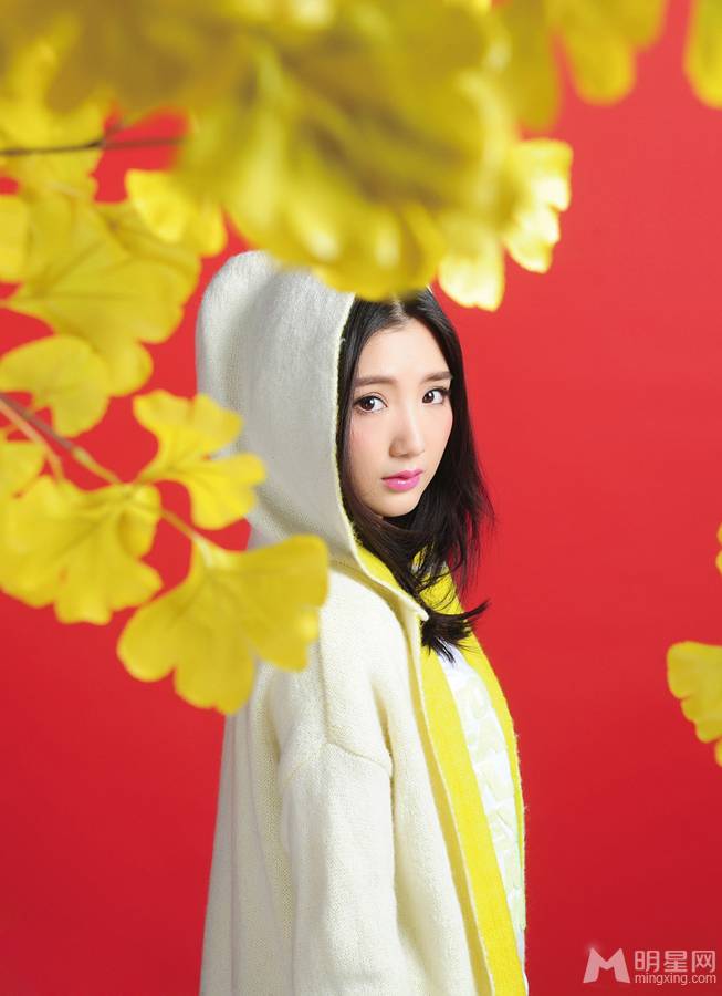 毛晓彤个人写真集锦 秋装搭配引领时尚潮流