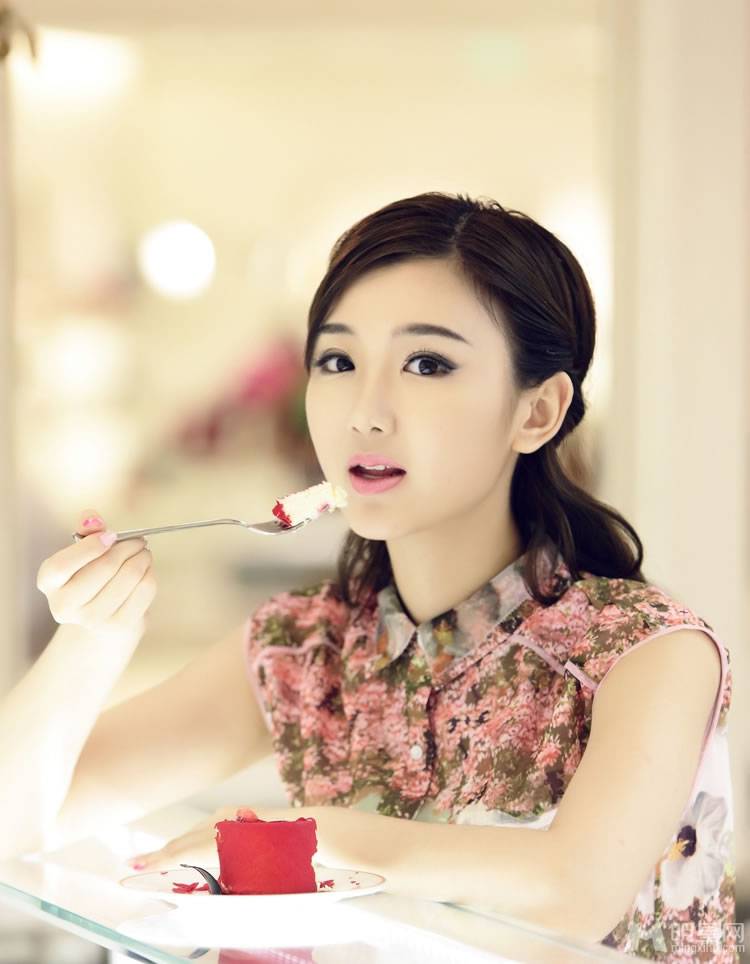 陈翔女朋友毛晓彤甜美写真 灿烂笑容清澈明亮