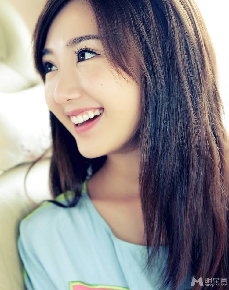 陈翔女朋友毛晓彤甜美写真 灿烂笑容清澈明亮