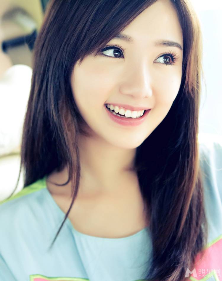 陈翔女朋友毛晓彤甜美写真 灿烂笑容清澈明亮