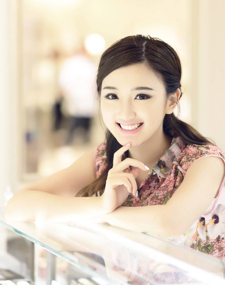 陈翔女朋友毛晓彤甜美写真 灿烂笑容清澈明亮