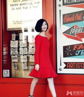 毛晓彤纽约时尚街拍 复古红裙宛若性感尤物