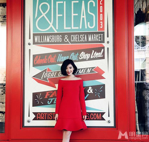 毛晓彤纽约时尚街拍 复古红裙宛若性感尤物