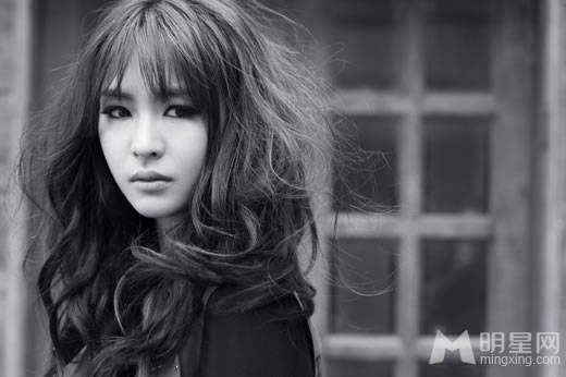 韩国女演员李妍熙秋日时尚写真