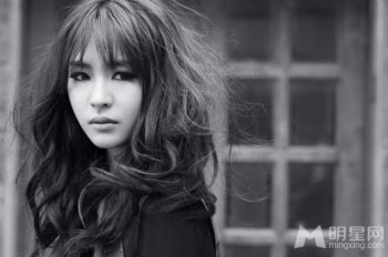 韩国女演员李妍熙秋日时尚写真