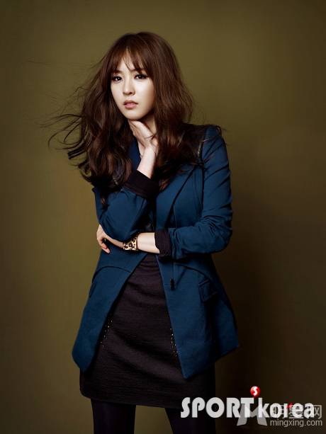 韩国女演员李妍熙秋日时尚写真