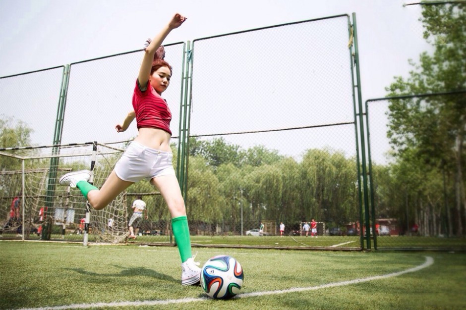 阚清子变身世界杯足球宝贝 大秀火辣性感翘臀